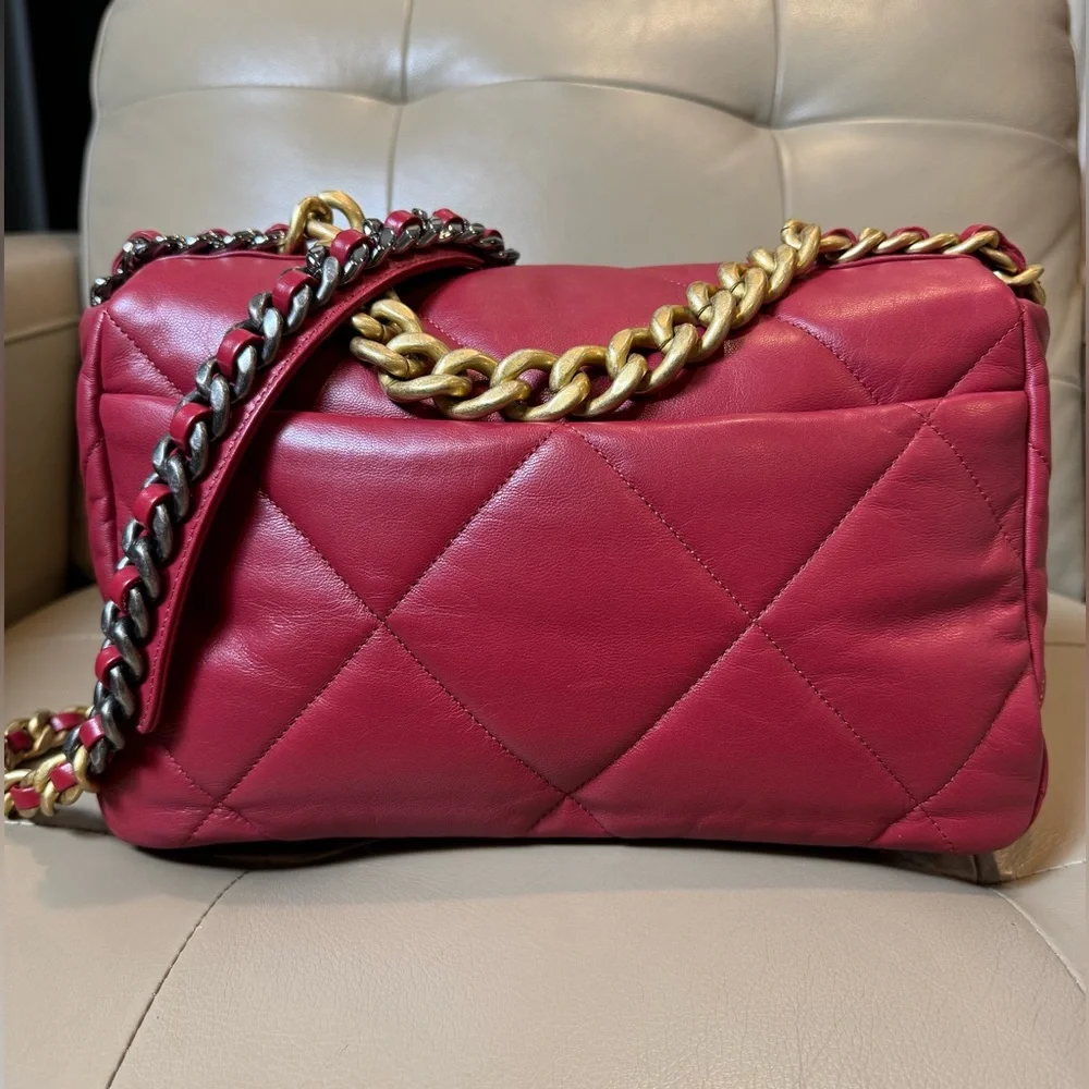 CHANEL 19 Large Quilted handbag